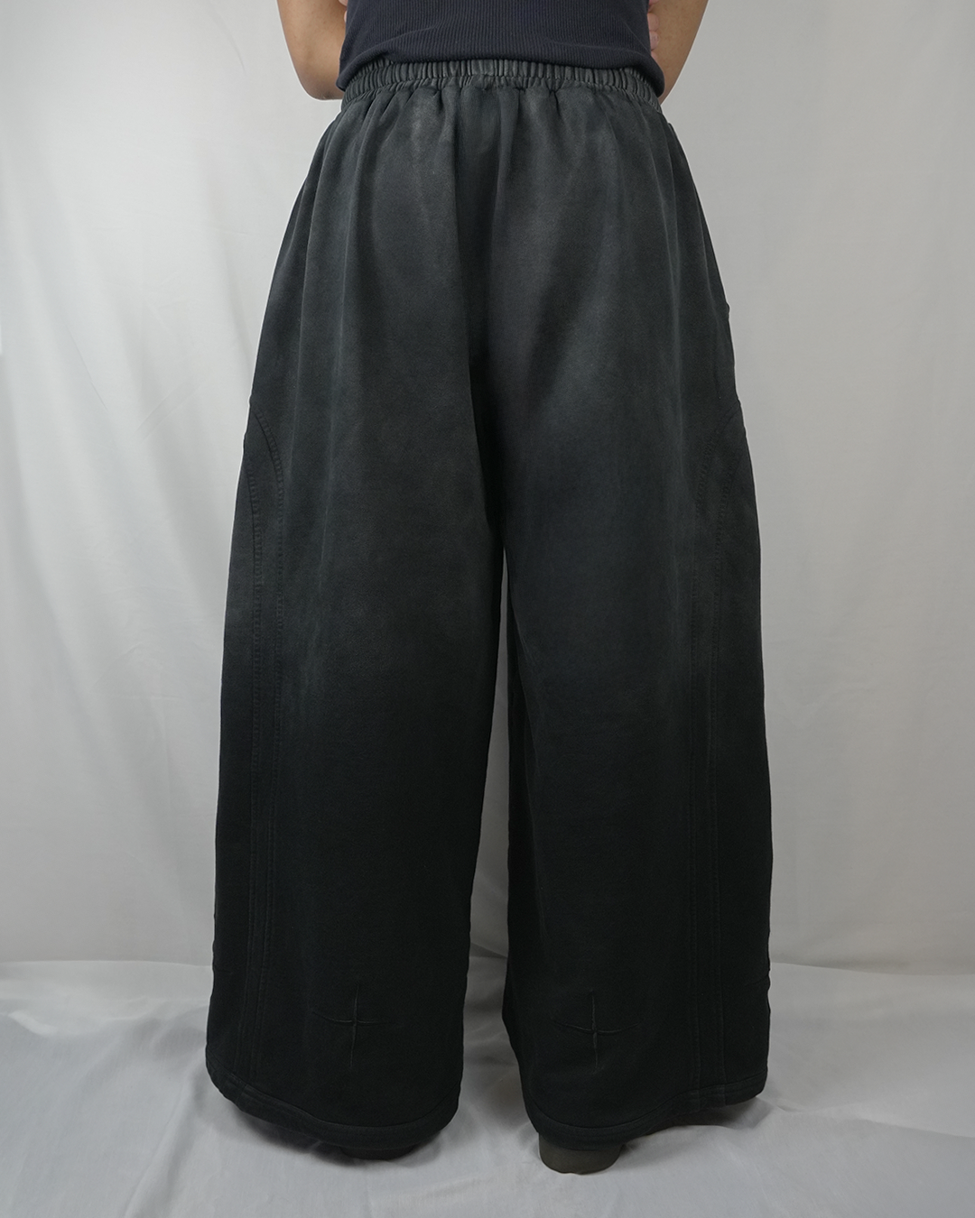 "GRADIENT SMOKE SWEATPANTS"